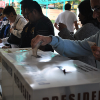 Persona ejerce su derecho al voto en las elecciones presidenciales mexicanas de 2012. Foto: ProtoplasmaKid / Wikimedia Commons (CC-BY-SA 4.0)