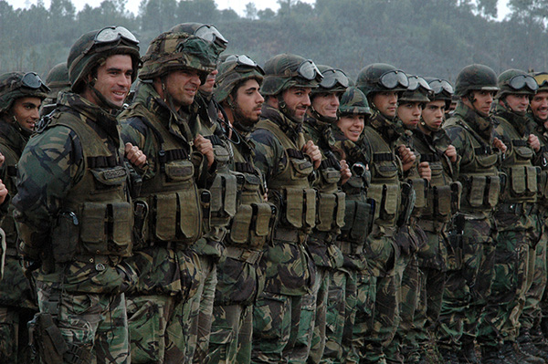 Soldados portugueses durante unos ejercicios militares de la OTAN en noviembre de 2015. Foto: Allied Joint Force Command Brunssum (CC BY-SA 2.0)