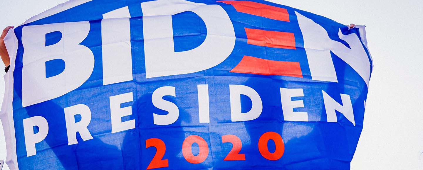Un año de política exterior de Joe Biden: en busca de un cambio estratégico, con permiso de Rusia. Bandera de Biden en las elecciones de 2020.