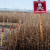 La Ley de Ucrania sobre los territorios ocupados por Rusia en Donbas. Campo de minas terrestres y municiones sin explotar identificado por el Danish Demining Group en Donbas (Ucrania). Foto: Roberto Maldeno (CC BY-NC-ND 2.0).