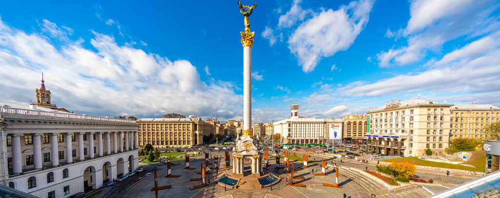 Vista del Monumento a los Fundadores de la Plaza de la Independencia en Kyiv (Ucrania)
