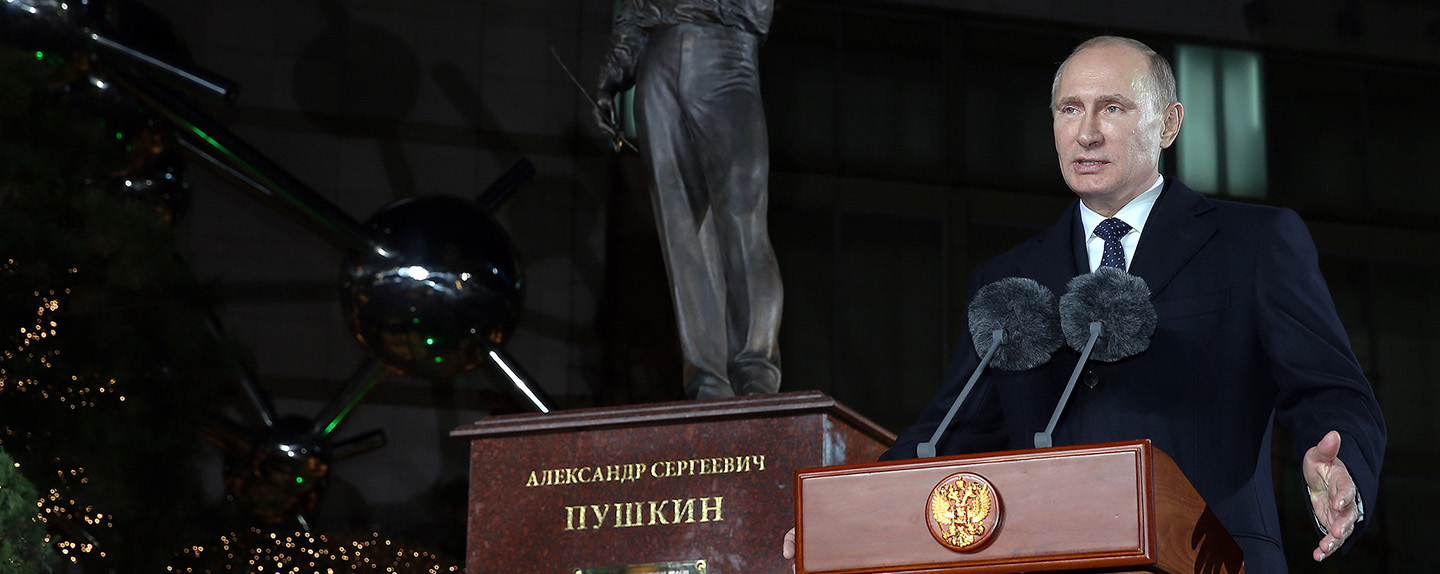 ¿Por qué Rusia es una amenaza existencial para Europa?Vladimir Putin en la presentación de la estatua del poeta Alexander Pushkin en Seúl. Foto: República de Corea