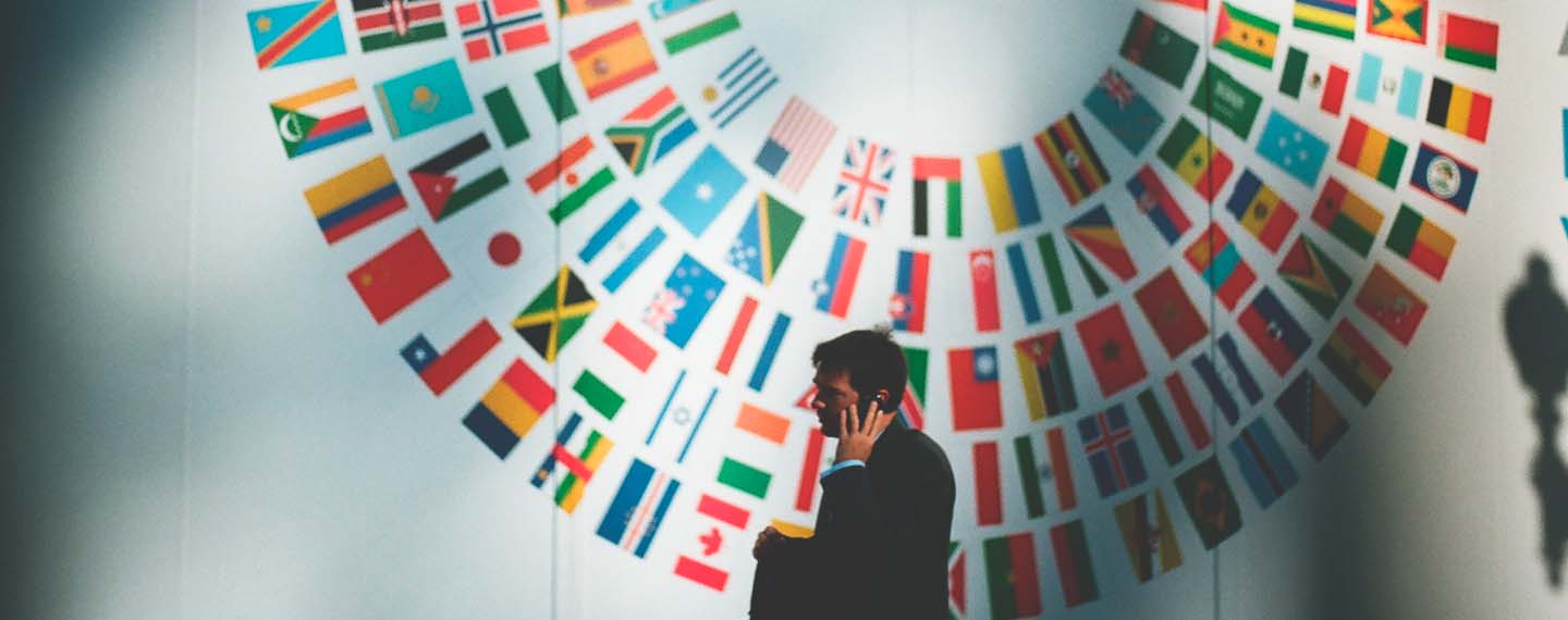 Mural con banderas del mundo