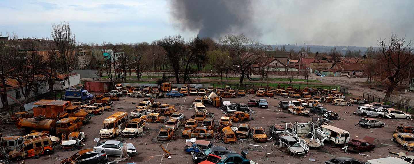 Coches dañados y quemados