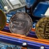 Criptomonedas como Bicoin, Etherium y Dash en una placa de base de un ordenador. Foto: Bermix Studio (@bermixstudio)