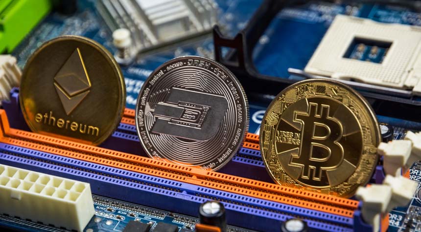 Criptomonedas como Bicoin, Etherium y Dash en una placa de base de un ordenador. Foto: Bermix Studio (@bermixstudio)