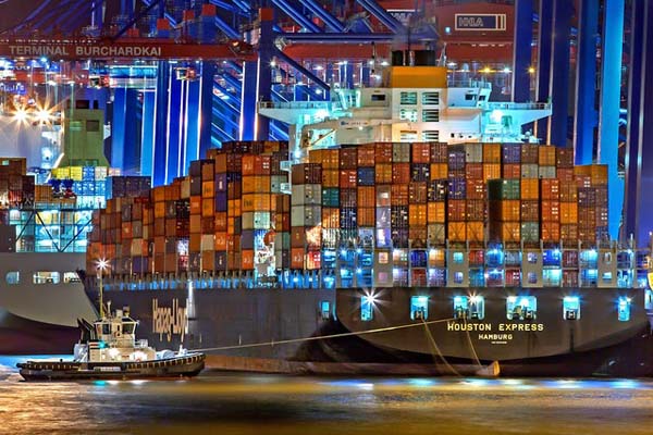 Libre comercio. Barcos cargueros en el puerto de Hamburgo (Alemania). Foto: Julius Silver