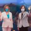 La presidenta de la Cámara de Representantes de EEUU, Nancy Pelosi, y la presidenta de Taiwán, Tsai Ing-wen, saludan a los asistentes durante su reunión (3/8/2022)