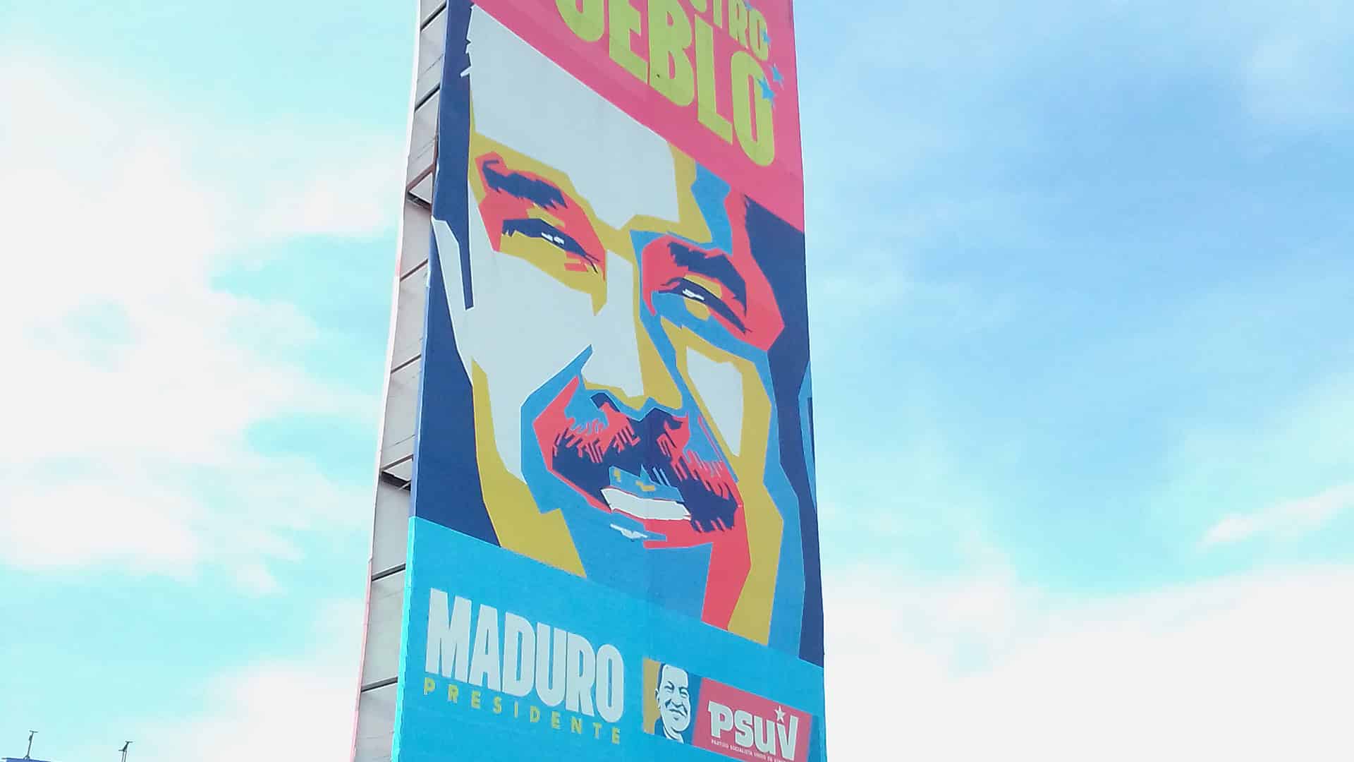 Valla publicitaria de la candidatura de Nicolás Maduro durante las elecciones de julio de 2024 en la vía pública en Barcelona (Venezuela). Sobre una imagen ilustrada de Maduro, el slogan “La fe en nuestro pueblo” y debajo las palabras Maduro presidente, con la imagen de Hugo Chávez Frías y el logo del PSUV.